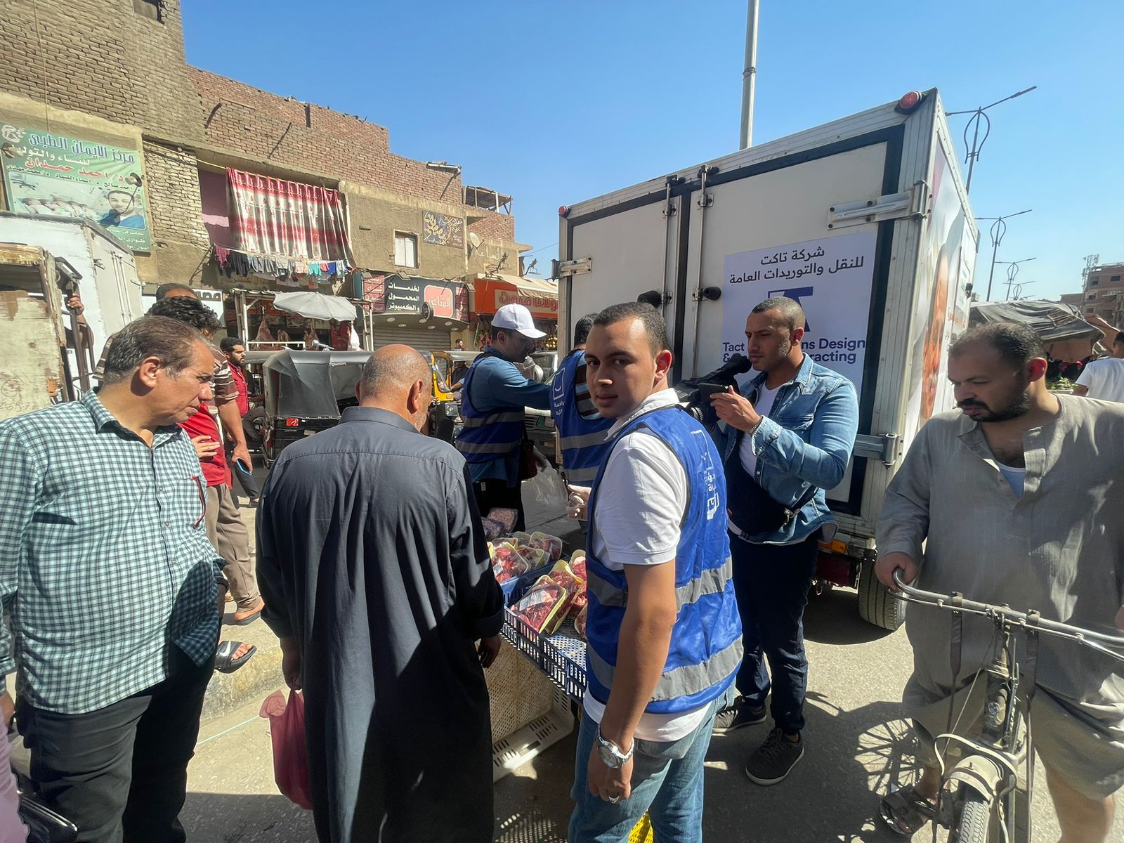 إقبال على منفذ لحوم حياة كريمة فى الطالبية بالجيزة.. صور
