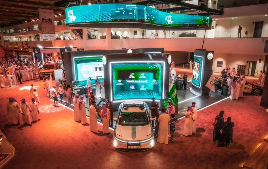 "الداخلية" تستعرض المركبة الأمنية الكهربائية "لوسيد" في معرض الصقور