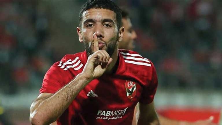 أول رد من قندوسي بعد إعلان الأهلي عرضه للبيع