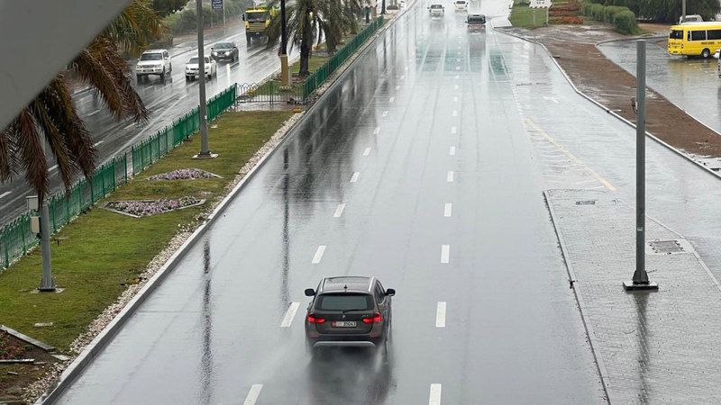 الامارات | شرطة أبوظبي: ضرورة القيادة بحذر في الأحوال الجوية المتقلبة