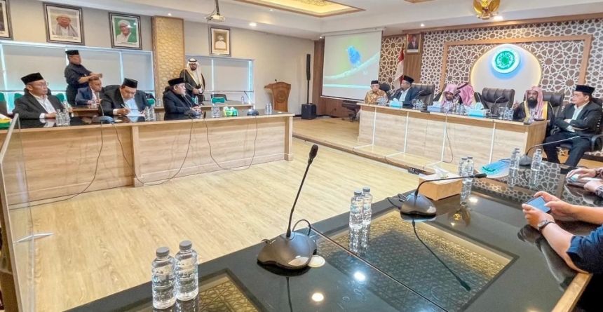 جاكرتا.. إمام المسجد النبوي يزور مجلس العلماء الإندونيسي