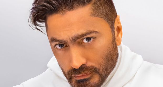تامر حسني يوجه رسالة مؤثرة لوالده: “سبب وجودي وموهبتي”