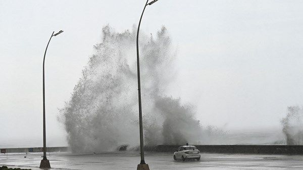 إعصار ميلتون يضرب فلوريدا برياح تهدد بهدم المنازل