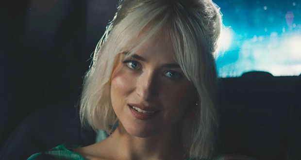 شركة طيران تعتذر بعد عرض فيلم +18 لـ داكوتا جونسون خلال رحلة
