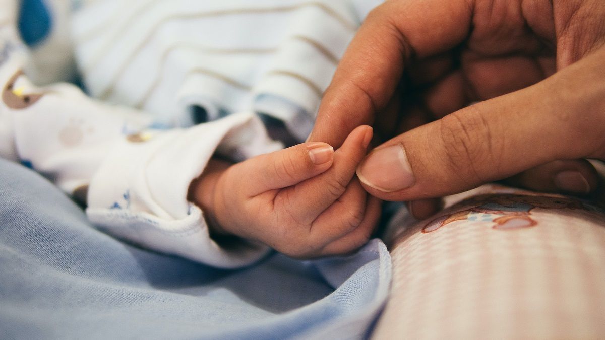 الامارات | قضية مؤلمة.. أب يبيع مولوده الجديد بـ900 دولار لسبب لا يصدق