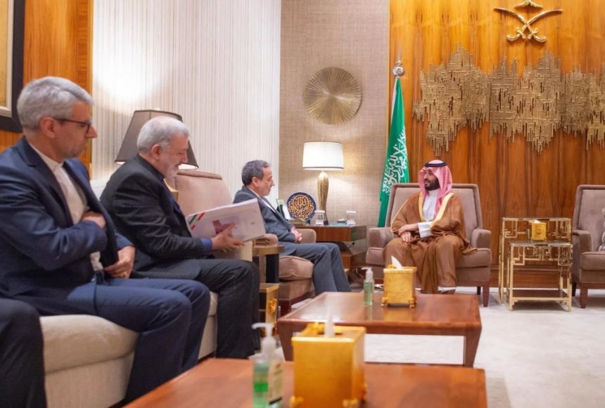 ولي العهد يبحث مستجدات الأوضاع الإقليمية مع وزير الخارجية الإيراني