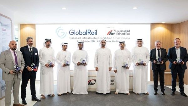 ذياب بن محمد بن زايد يلتقي عدداً من الممثلين الوزاريين وروّاد قطاع النقل خلال «جلوبال ريل 2024»