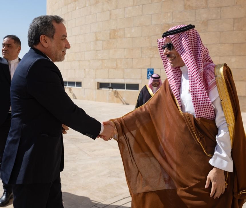 وزير الخارجية يناقش مستجدات المنطقة مع نظيره الإيراني