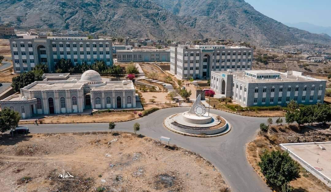 طلاب التعليم المستمر بجامعة تعز يتظاهرون للمطالبة بإلغاء قرارات وزارة التعليم العالي