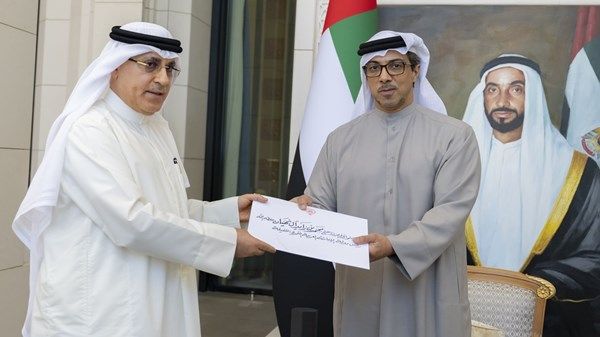 رئيس الدولة يتلقى رسالة خطية من أمير الكويت تسلمها منصور بن زايد خلال استقباله السفير الكويتي