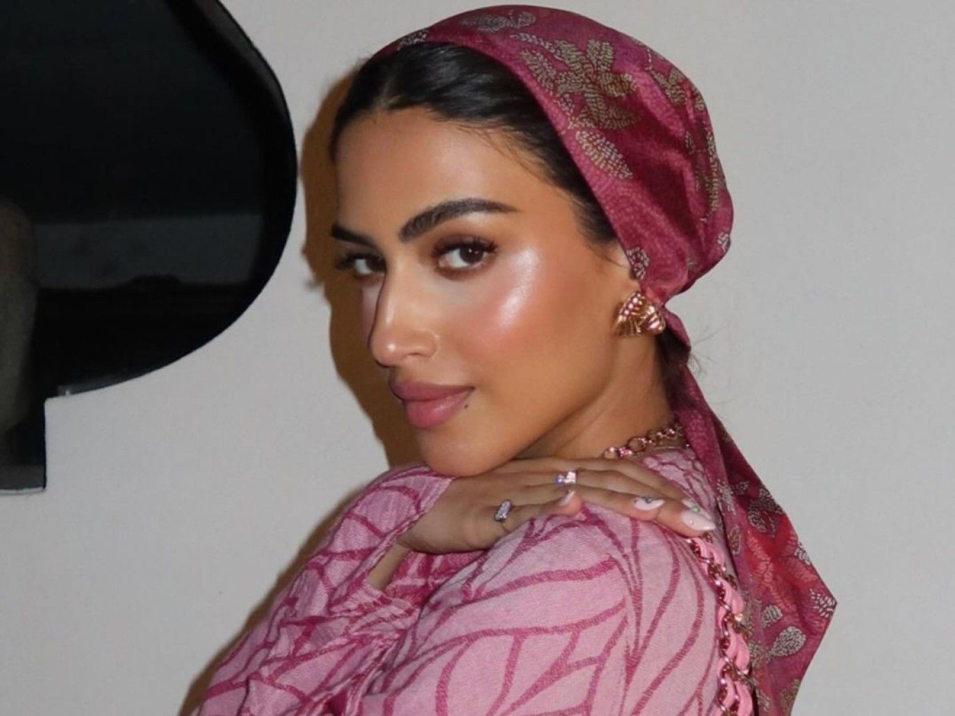 في شهر أكتوبر.. مكياج وردي ناعم لإطلالة مشرقة على غرار مدونات الموضة