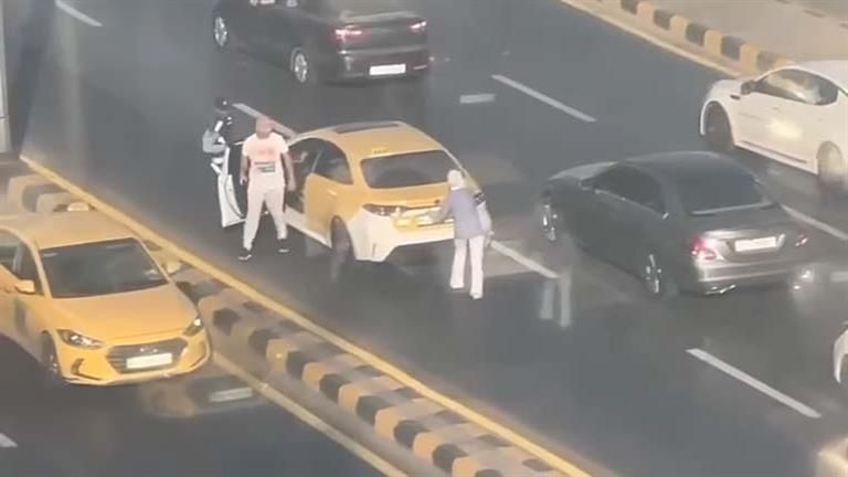 فيديو يثير ضجة.. فتاة تعتدي على سائق تاكسي أمام شرطي وتخلع لوحة سيارته-(صور)