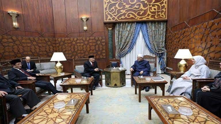 شيخ الأزهر يستقبل رئيس معهد "ديا ماليلا" الإندونيسي ووفد برنامج "المعايشة اللغوية"