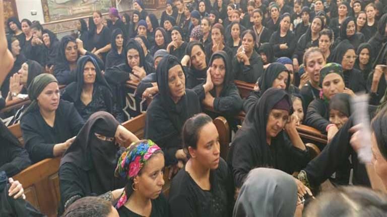 صراخ وبكاء وإغماءات.. تشييع جنازة مينا موسى ممرض المنيا "ضحية الوظيفة الوهمية" (فيديو وصور)