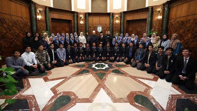 شيخ الأزهر يستقبل رئيس معهد "ديا ماليلا" الإندونيسي ووفد برنامج "المعايشة اللغوية"