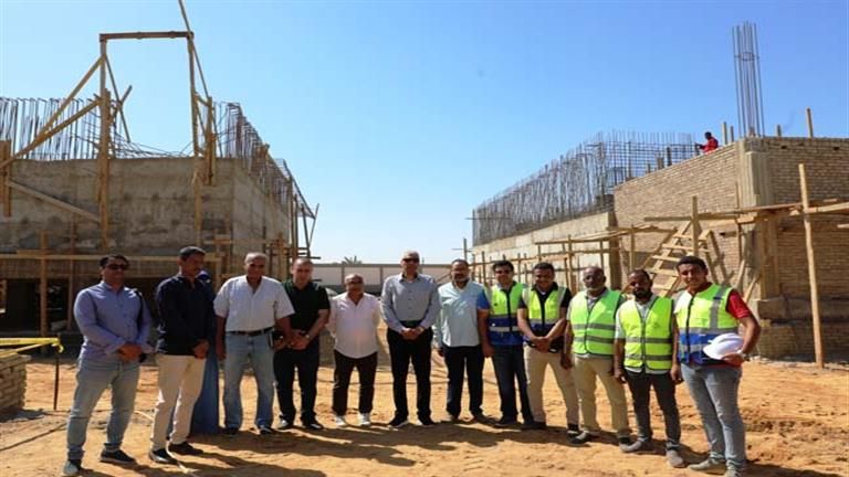 بالصور- محافظ أسوان يتفقد مشروعات "حياة كريمة" بالرديسية