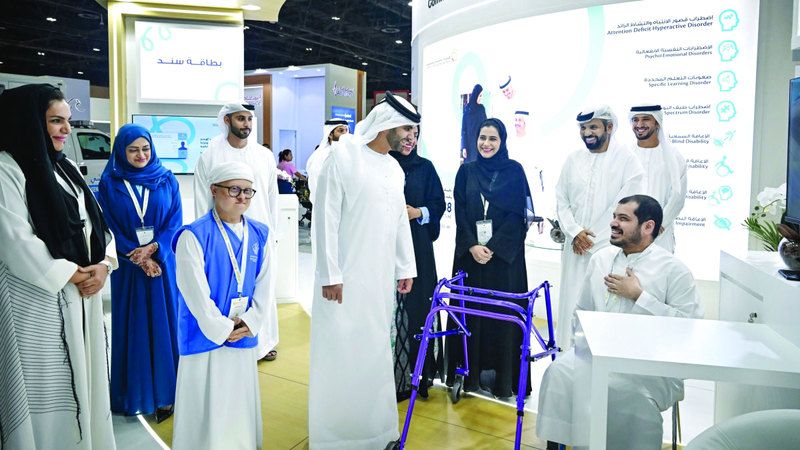 الامارات | منصور بن محمد يطّلع على أحدث تقنيات «إعادة التأهيل» في «إكسبو أصحاب الهمم»