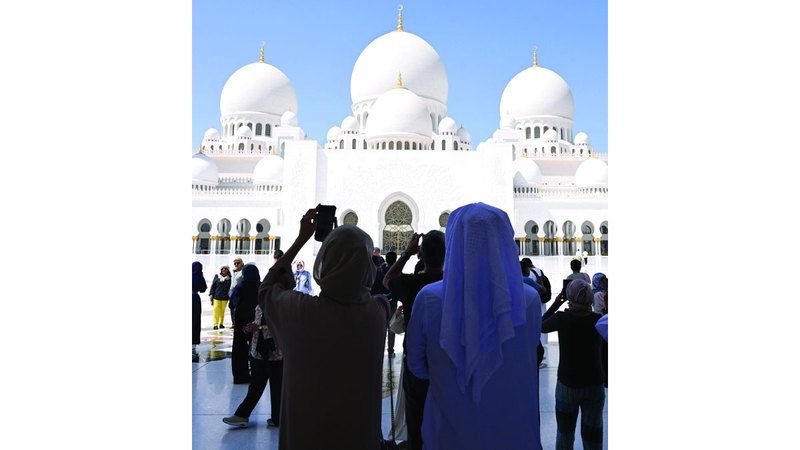الامارات | زوّار في رحاب مسجد الشيخ زايد