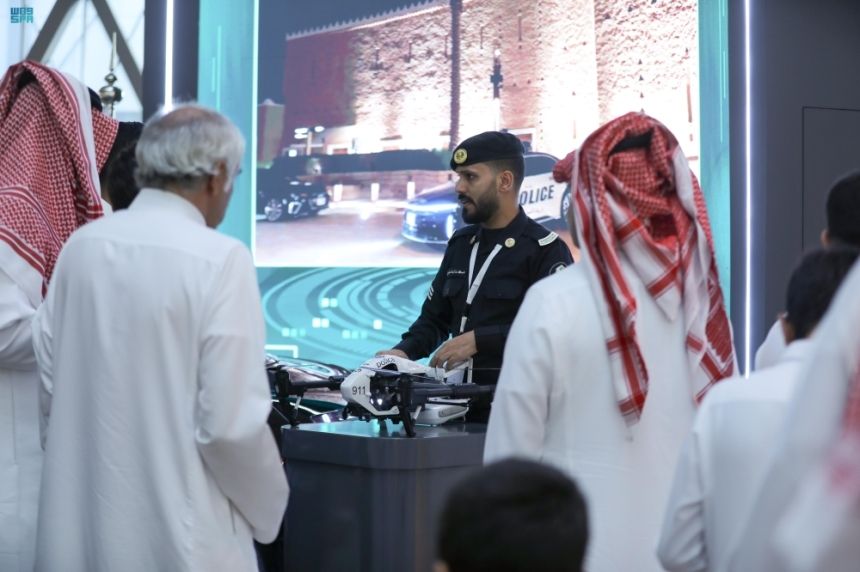 "الداخلية" تستعرض طائرة دون طيار استطلاعية في معرض الصقور