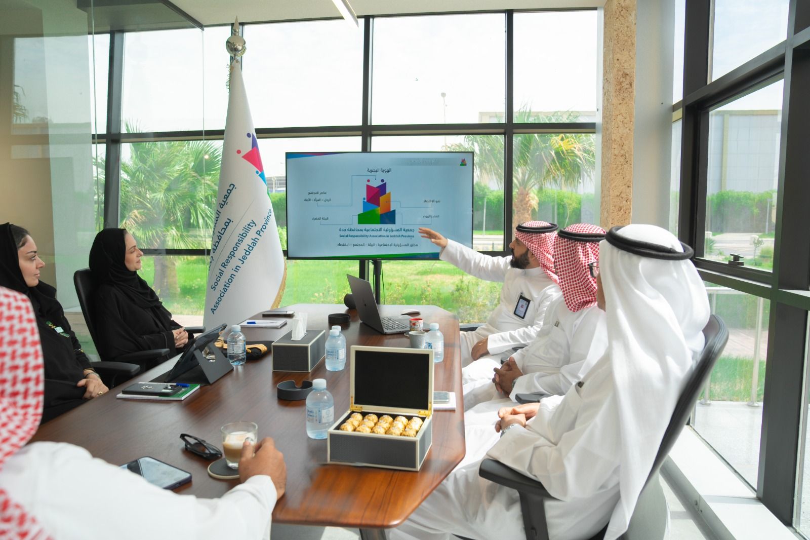 أمانة جدة تجتمع مع جمعية المسؤولية الإجتماعية لتفعيل دور الشراكات المجتمعية.. صور