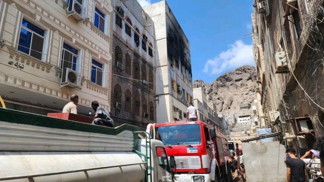 شاهد.. الدفاع المدني يسيطر على حريق في كريتر