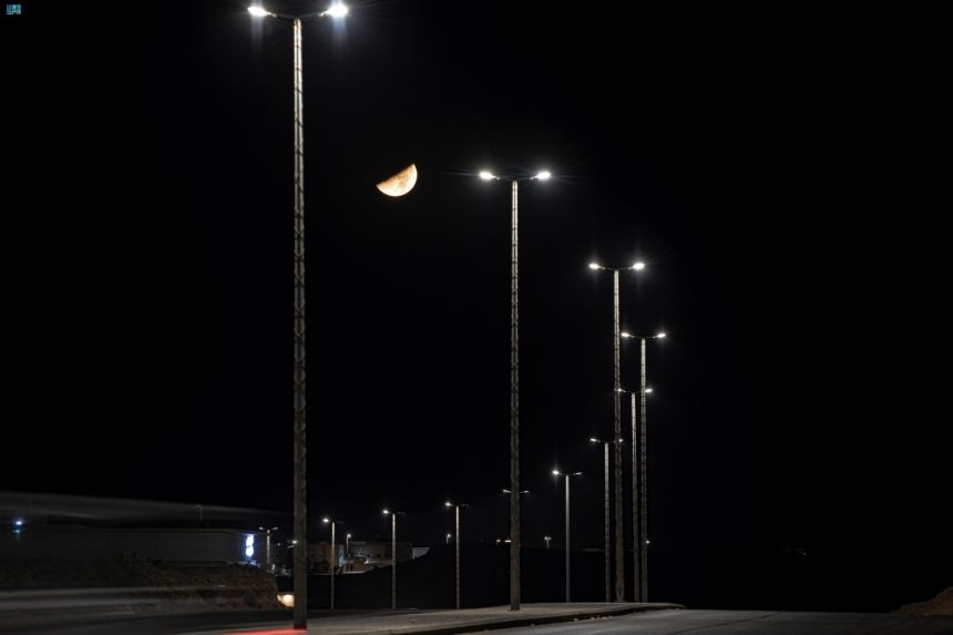 شاهد| التربيع الأول لقمر ربيع الآخر يزين سماء المملكة