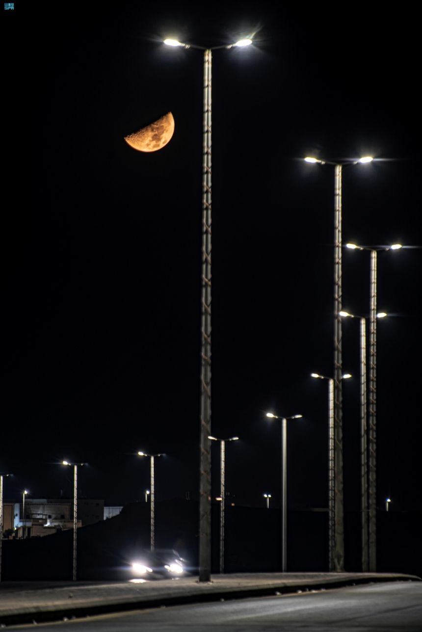 شاهد| التربيع الأول لقمر ربيع الآخر يزين سماء المملكة