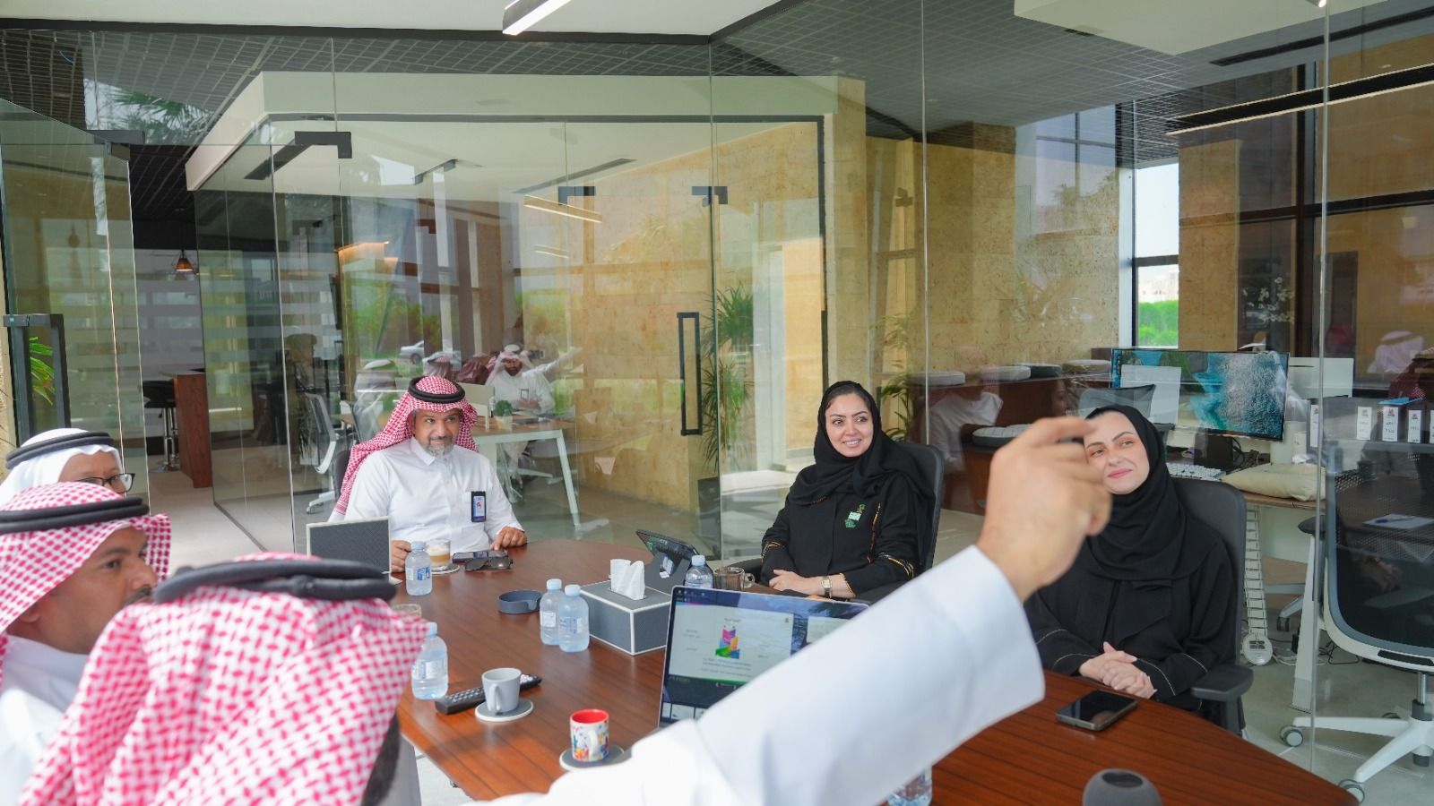 أمانة جدة تجتمع مع جمعية المسؤولية الإجتماعية لتفعيل دور الشراكات المجتمعية.. صور