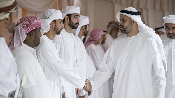 ذياب بن محمد بن زايد يقدم واجب العزاء بوفاة والد الشهيد محمد جديد الشحي