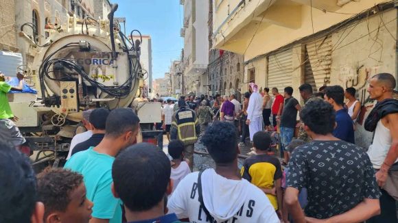 شاهد.. الدفاع المدني يسيطر على حريق في كريتر