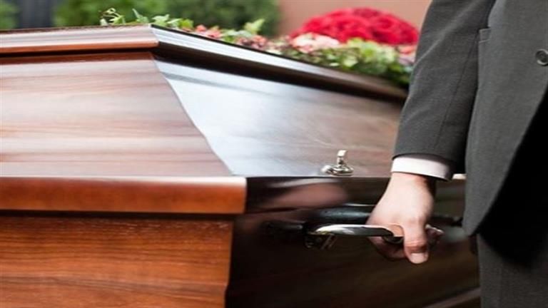 رجل يعود إلى الحياة خلال جنازته بطريقة صادمة- وهذا ما حدث