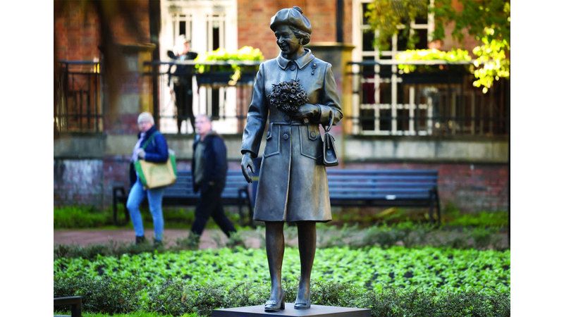 الامارات | بريطانيون يحتفلون  بتمثال الملكة إليزابيث