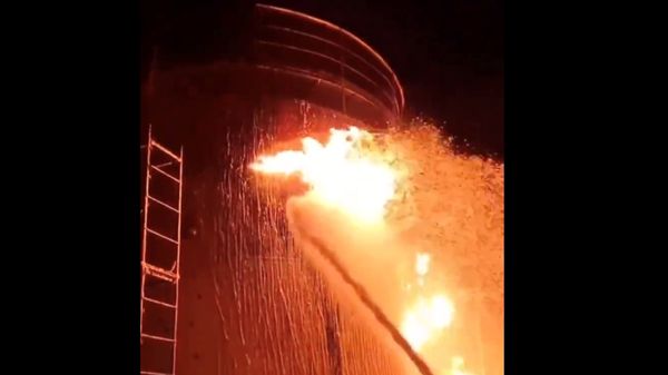 أوكرانيا تقصف منشأة نفطية في لوغانسك