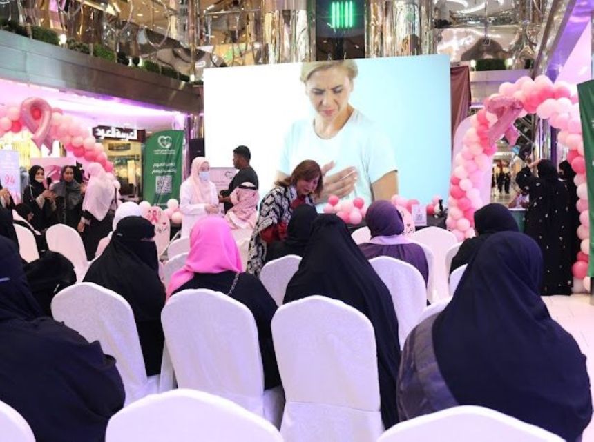 جدة.. حملة" أملِك وردي" توصي النساء بالكشف المبكر عن سرطان الثدي