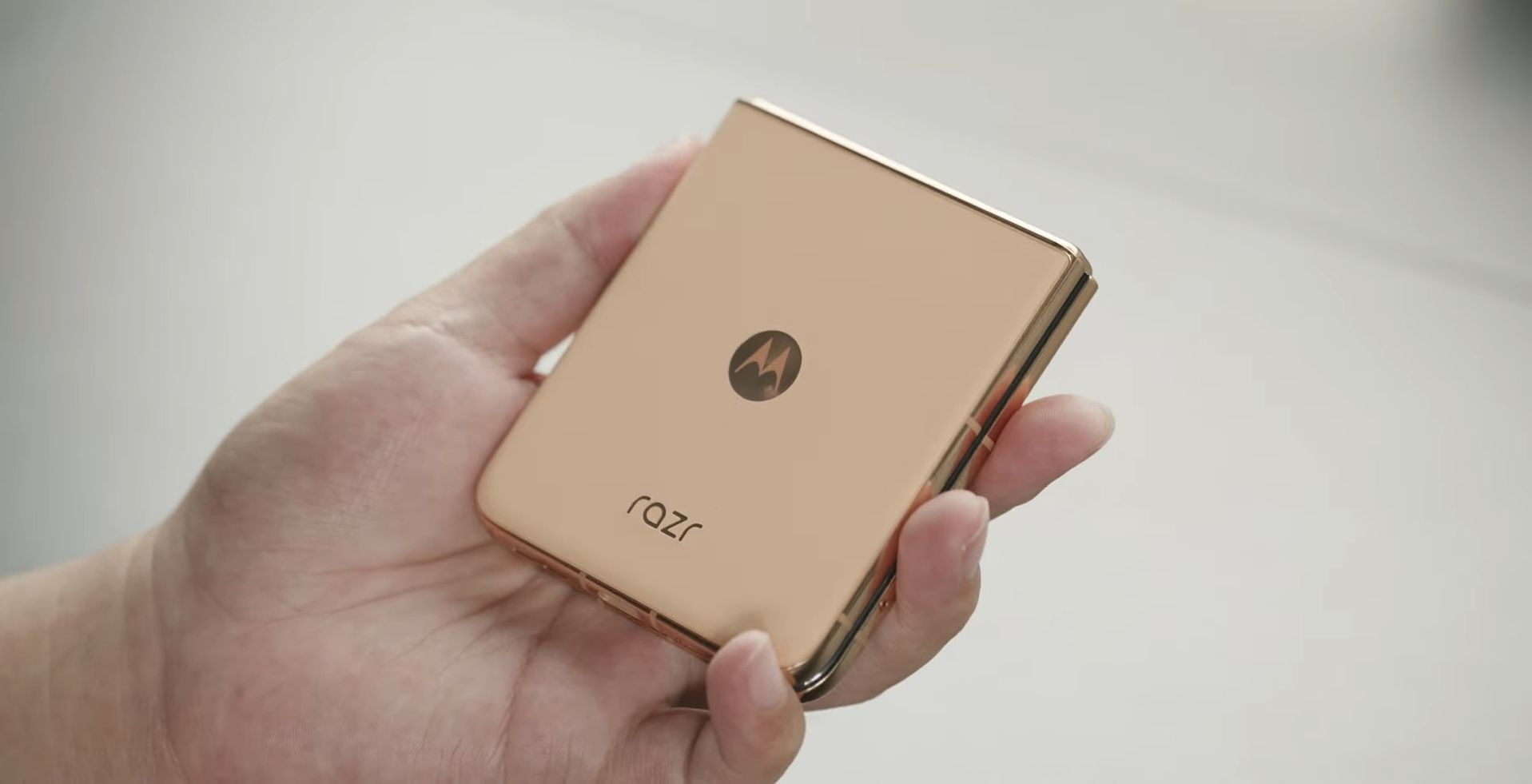 تكنولوجيا: موتورولا تطور هاتفًا قابلاً للطي مزودًا بمفصلة آلية مبتكرة