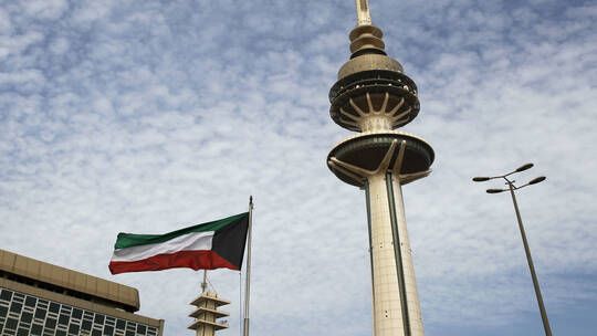 الخليج اليوم .. الكويت.. ضبط مواطنَين أحدهما ضابط و4 آسيويين متورطين بترويج كمية كبيرة من الخمور (فيديو)