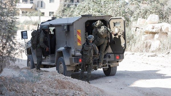 الجيش الإسرائيلي يمنع فلسطينيين من قطف ثمار الزيتون في نابلس وطولكرم