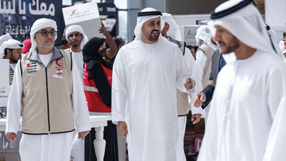 ذياب بن محمد بن زايد يتفقد حملة «الإمارات معك يا لبنان» للإغاثة الإنسانية في أبوظبي