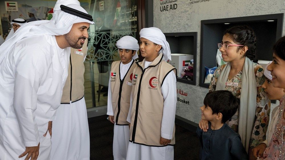 ذياب بن محمد بن زايد يتفقد حملة «الإمارات معك يا لبنان» للإغاثة الإنسانية في أبوظبي