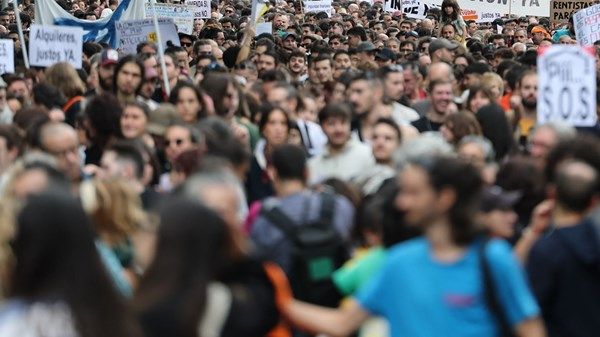 الإسبان يتظاهرون للمطالبة بتوفير مساكن بأسعار معقولة