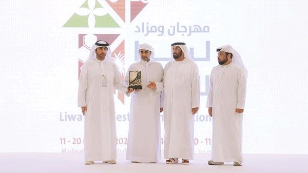 تتويج الفائزين في مزاينة «نخبة ليوا للتمور»