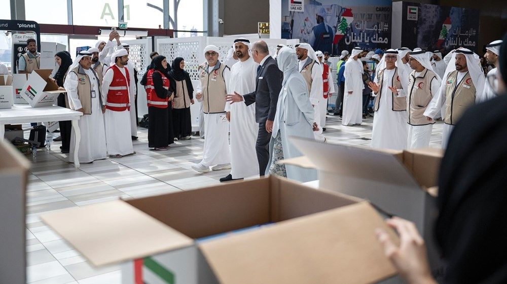 ذياب بن محمد بن زايد يتفقد حملة «الإمارات معك يا لبنان» للإغاثة الإنسانية في أبوظبي