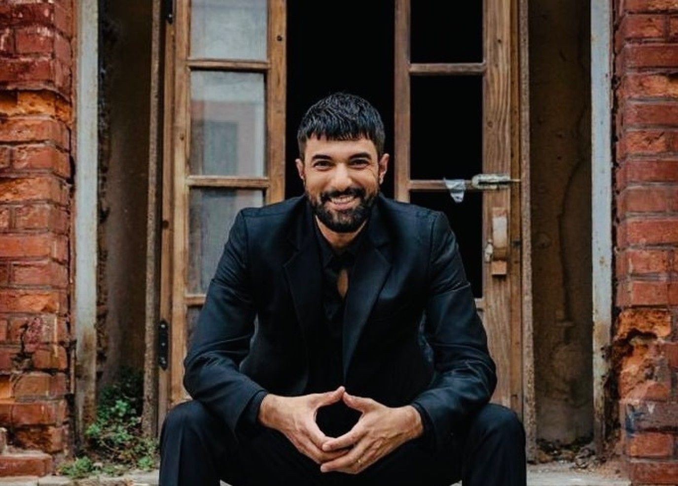 كل ما تريدون معرفته عن إنجين أكيوريك.. لهذا السبب مايزال العازب الأشهر بين النجوم الأتراك