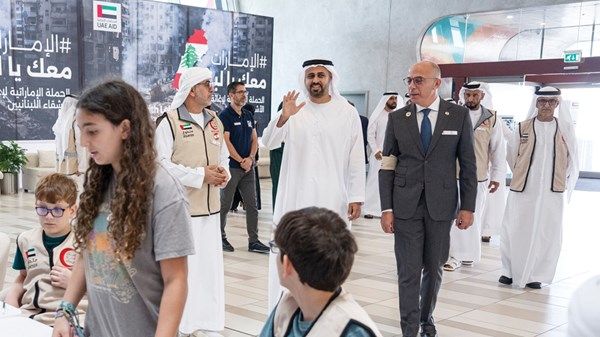 ذياب بن محمد بن زايد يتفقد حملة «الإمارات معك يا لبنان» للإغاثة الإنسانية في أبوظبي