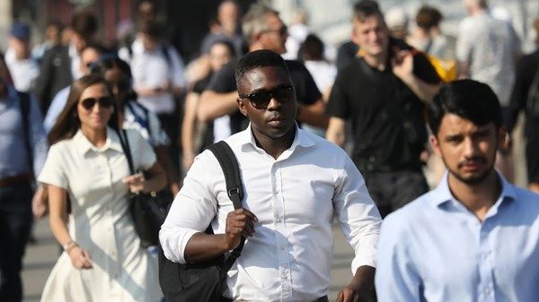 بريطانيا.. المهاجرون «رافعة» للاقتصاد