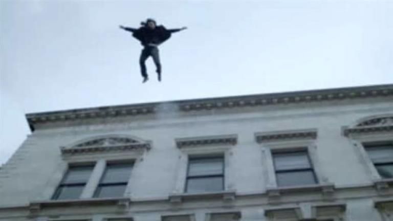 كاد يفقد حياته.. طفل سوداني يعيش تجربة الطيران داخل كمبوند بأكتوبر