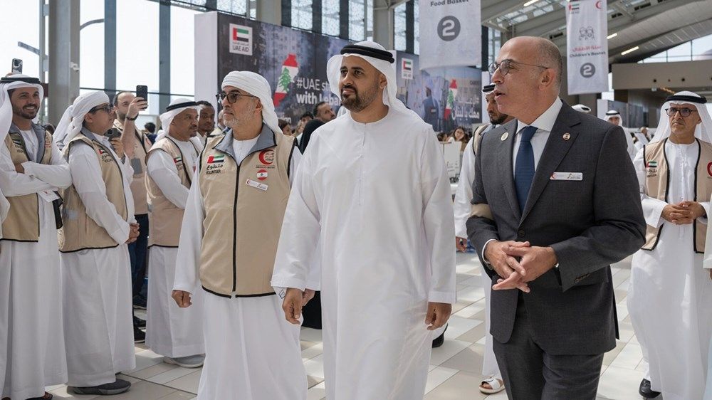 ذياب بن محمد بن زايد يتفقد حملة «الإمارات معك يا لبنان» للإغاثة الإنسانية في أبوظبي