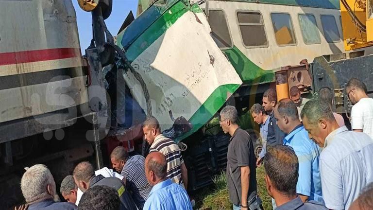 أنفاس تخترق الركام.. انتهاء عملية رفع عربيتي قطار المنيا من المياه- صور وفيديو