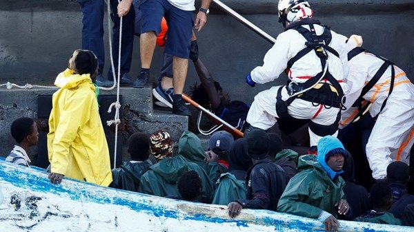 قتلى بعد غرق قارب مهاجرين قبالة إسبانيا