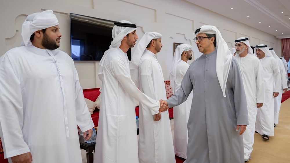 منصور بن زايد يعزي في وفاة خميس مرزوق الدرمكي